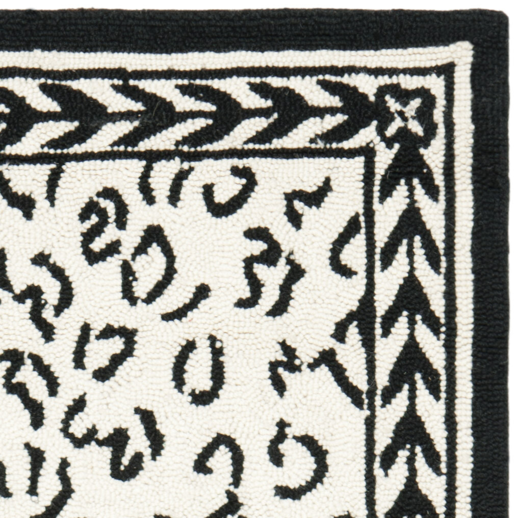 Safavieh Chelsea WHITE / BLACK 2′-6″ X 4′ Area Rug – HK15C-24