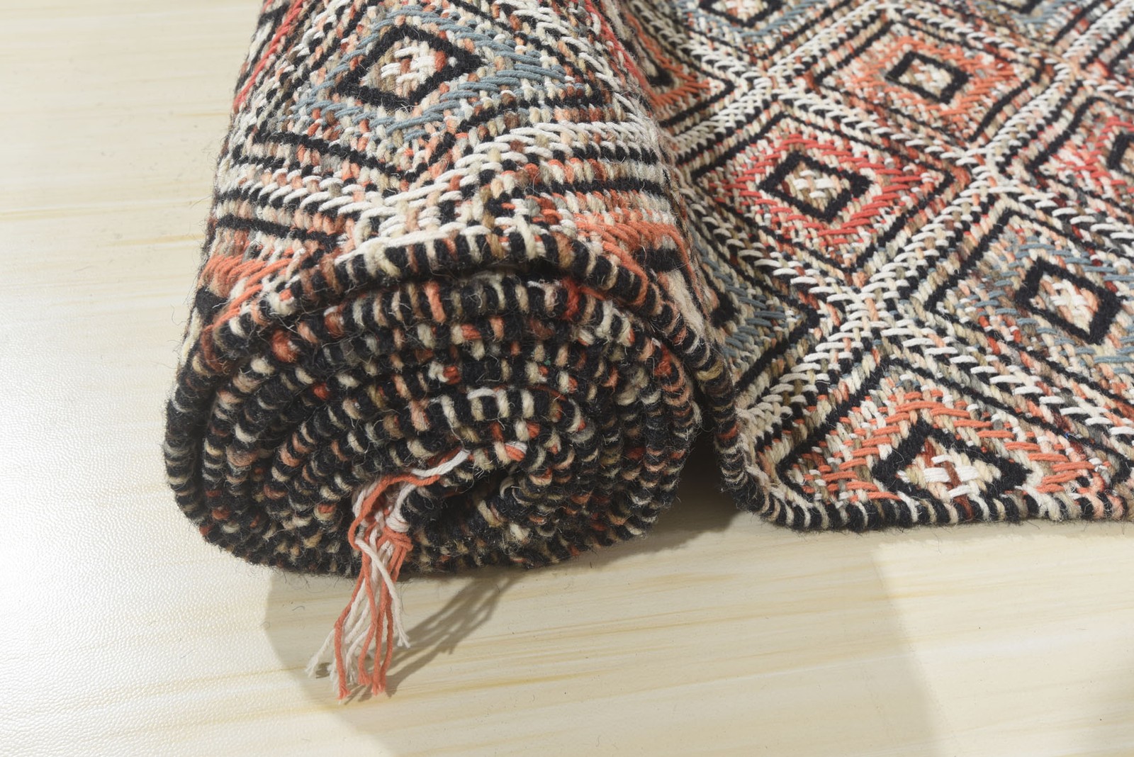 Multi Size Hand Woven Wool Black Coral Modern & Contemporary Flatweave Area Rug