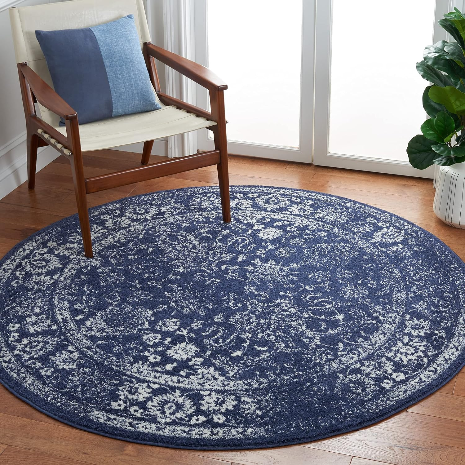 SAFAVIEH Adirondack Collection Area Rug – 4′ Round, Navy & Ivory, Distressed Vin