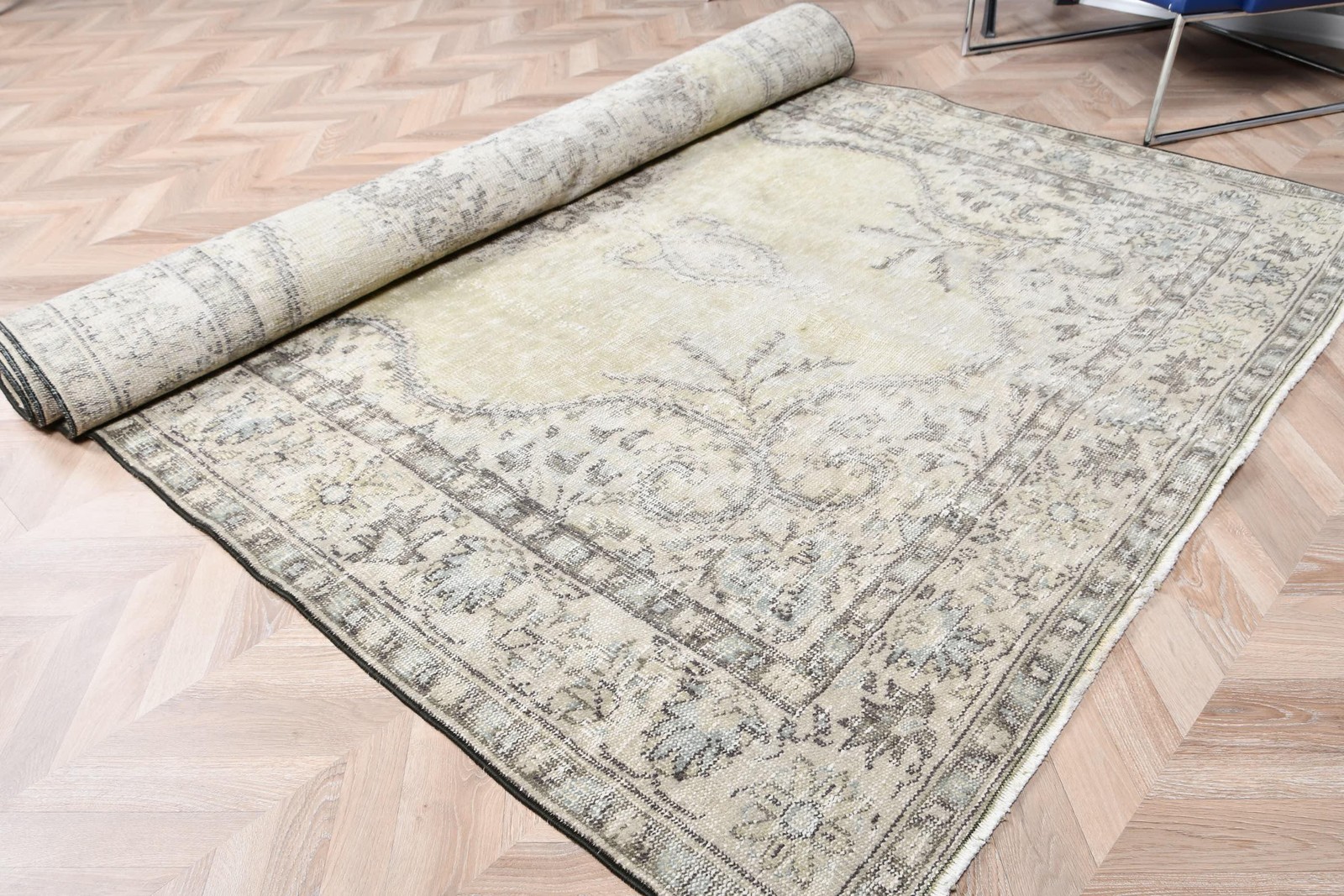 Vintage Turkish Large Rug 6×9,7 ft (184×295 cm), Gray Polka dot Rug