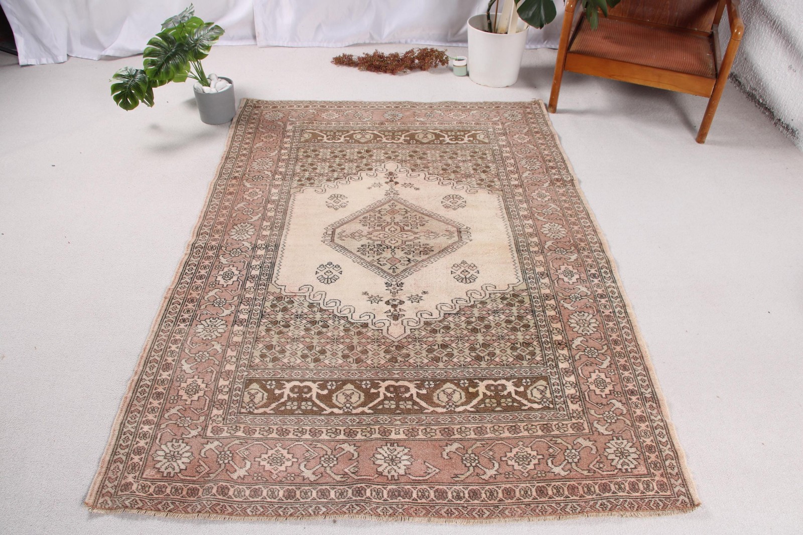 Turkish Vintage Rug 4,5×6,4 ft (137×196 cm), Brown Check Wool Rug