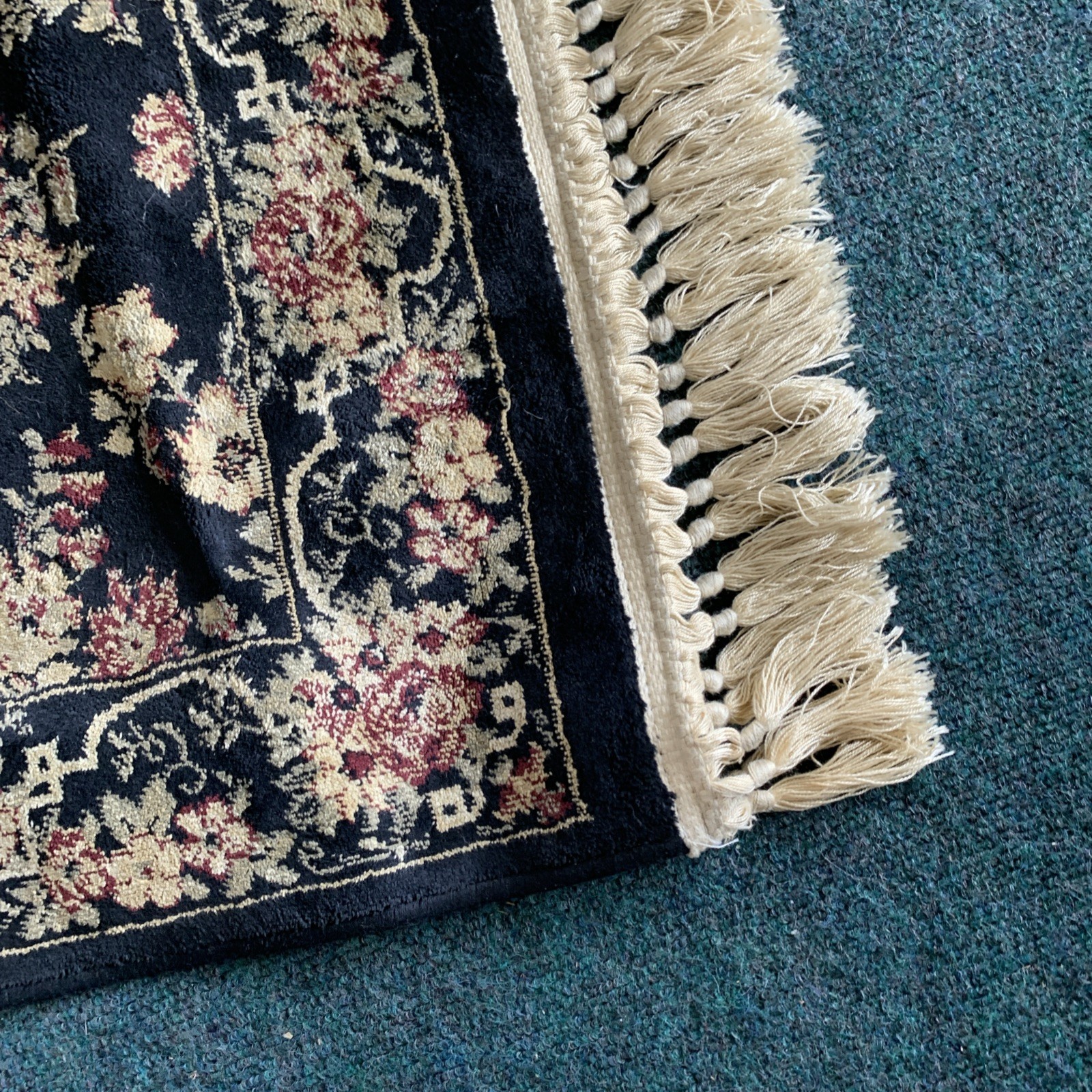 Genuine Small Sorrento 100 Percent Viscose Pile Rug For Walls Or Floor Blk/ Gold