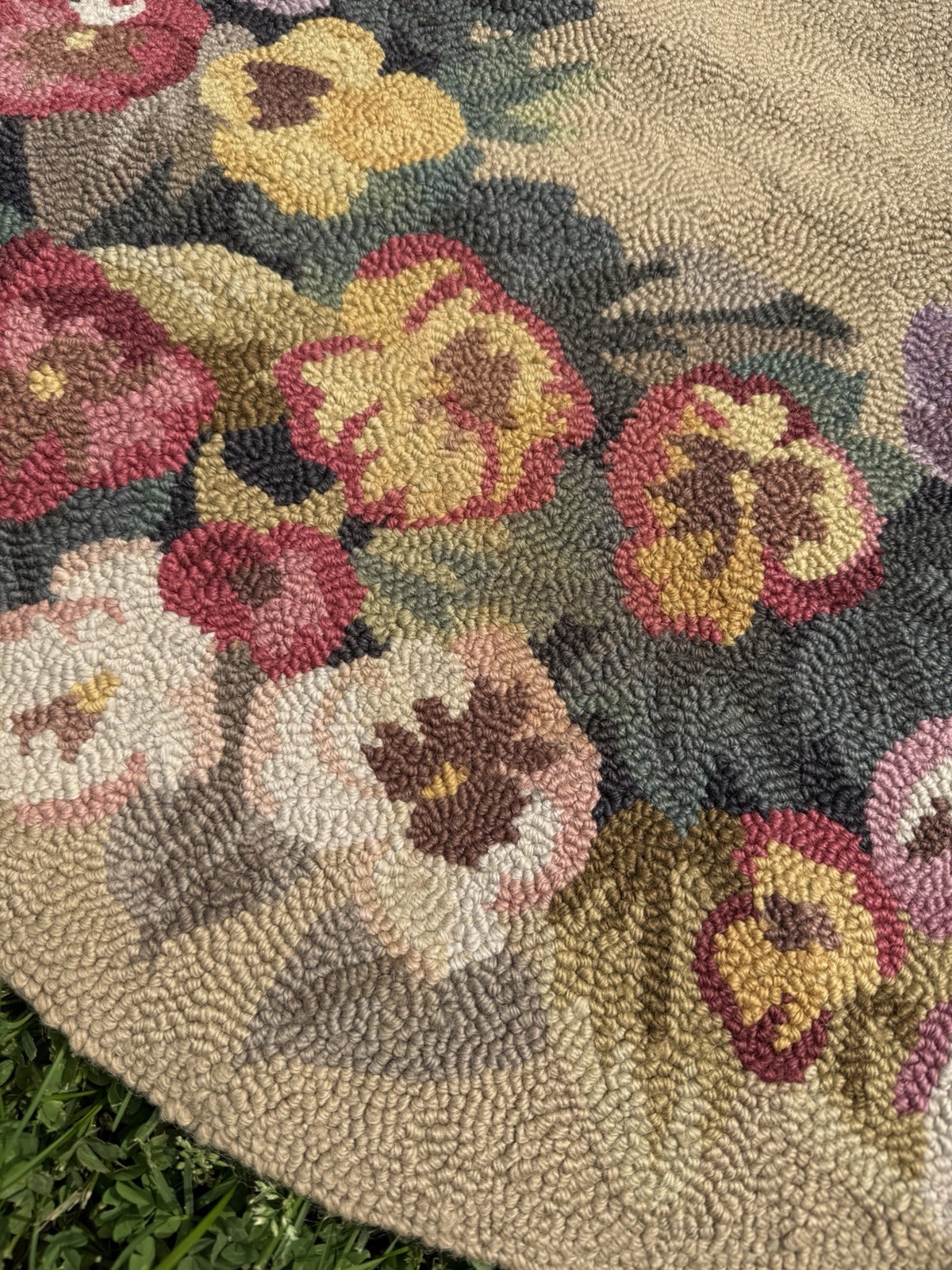 Round Wool Hand Tufted Area Rug French Floral Style Royal Palace Pansy Wreath