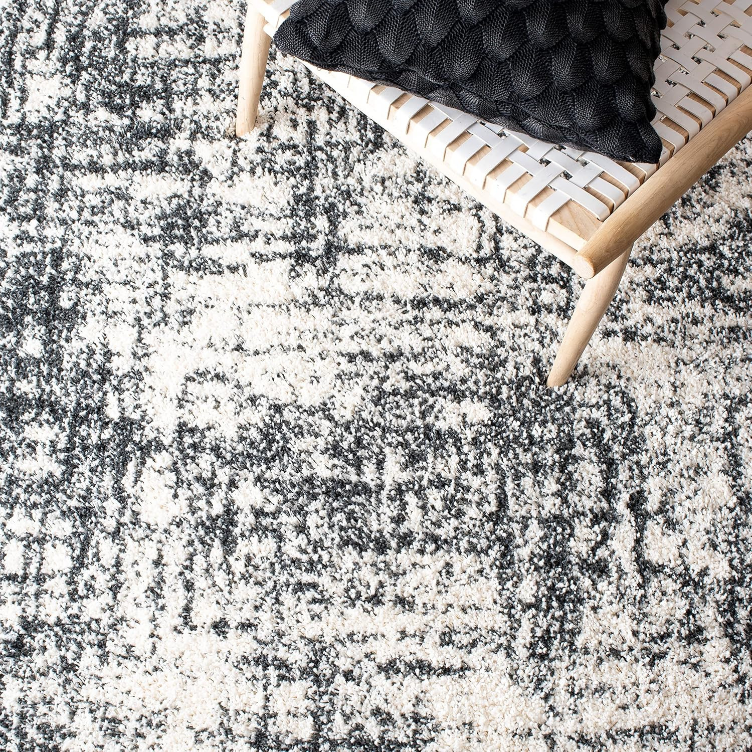 Hudson 7′ Round Shag Rug – Ivory & Dark Grey, Ideal for High Traffic Areas