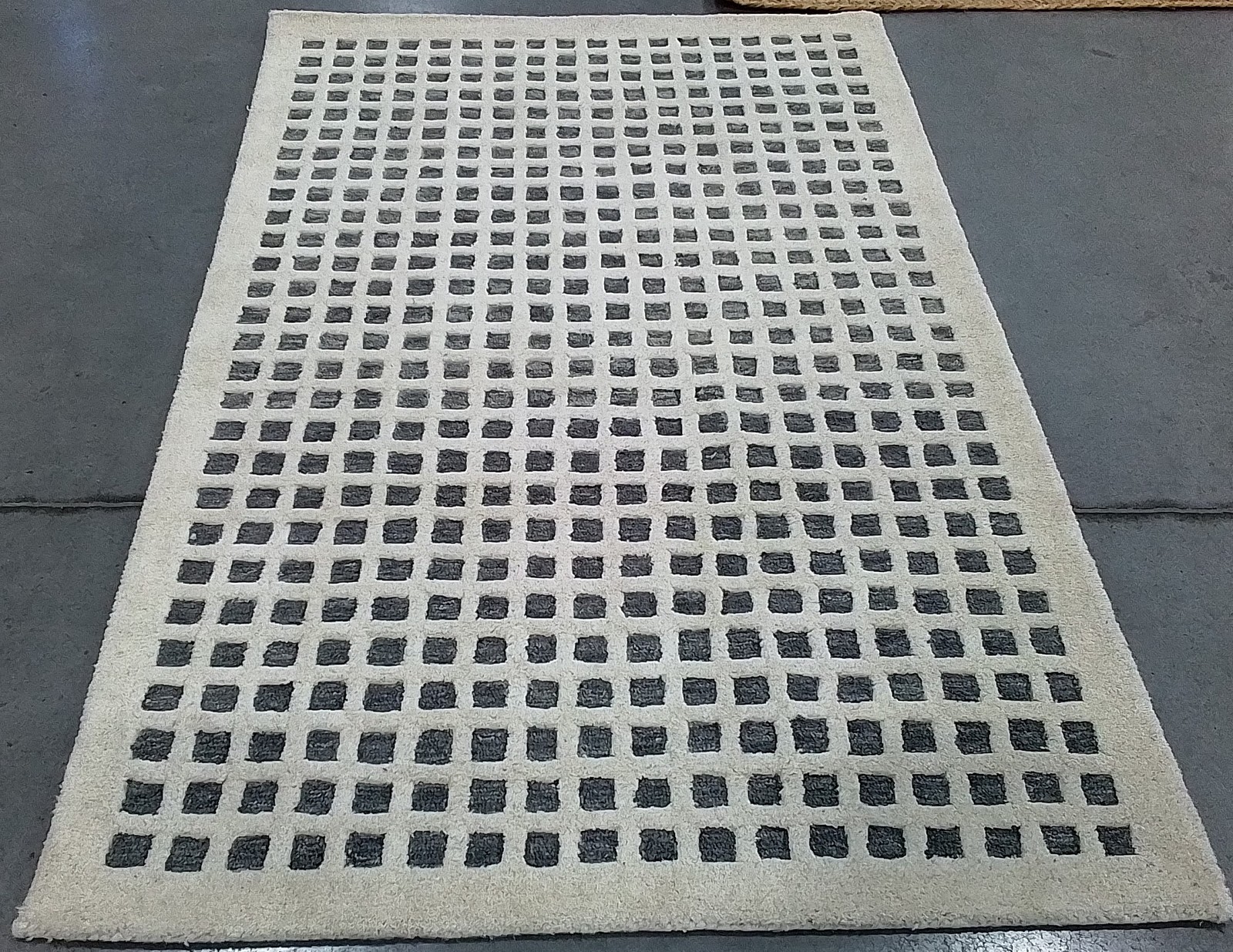 IVORY / BLACK 4′-0″ x 6′-0″ Back Stain Rug, Reduced Price 1172805838 EBN705A-4