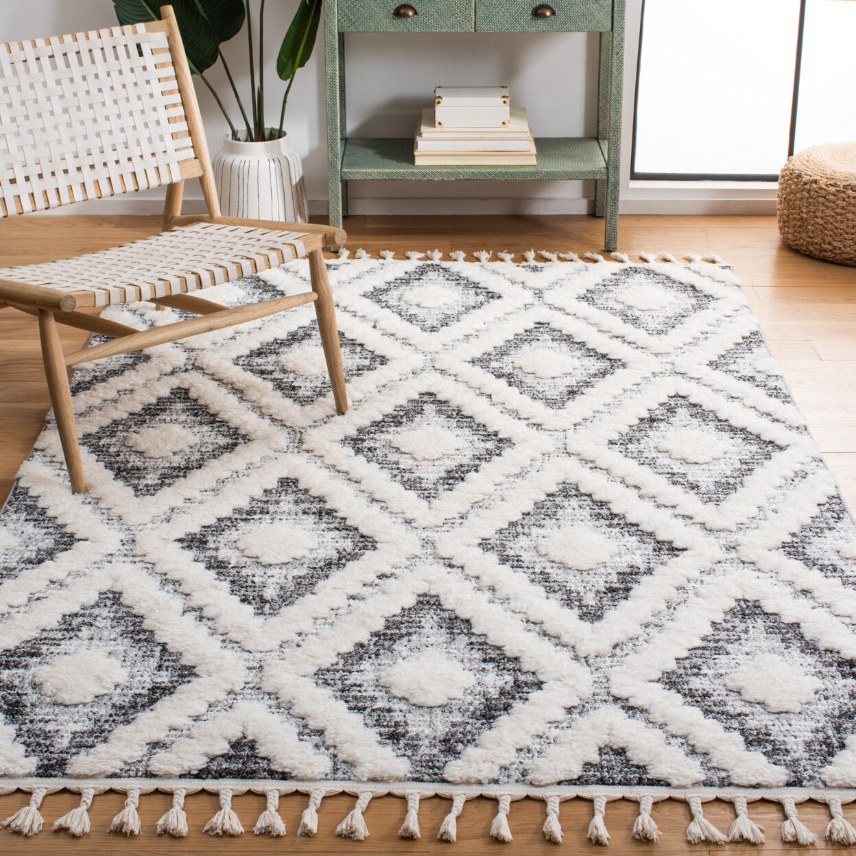 SAFAVIEH Moroccan Tassel Shag MTS610A Ivory / Grey Rug