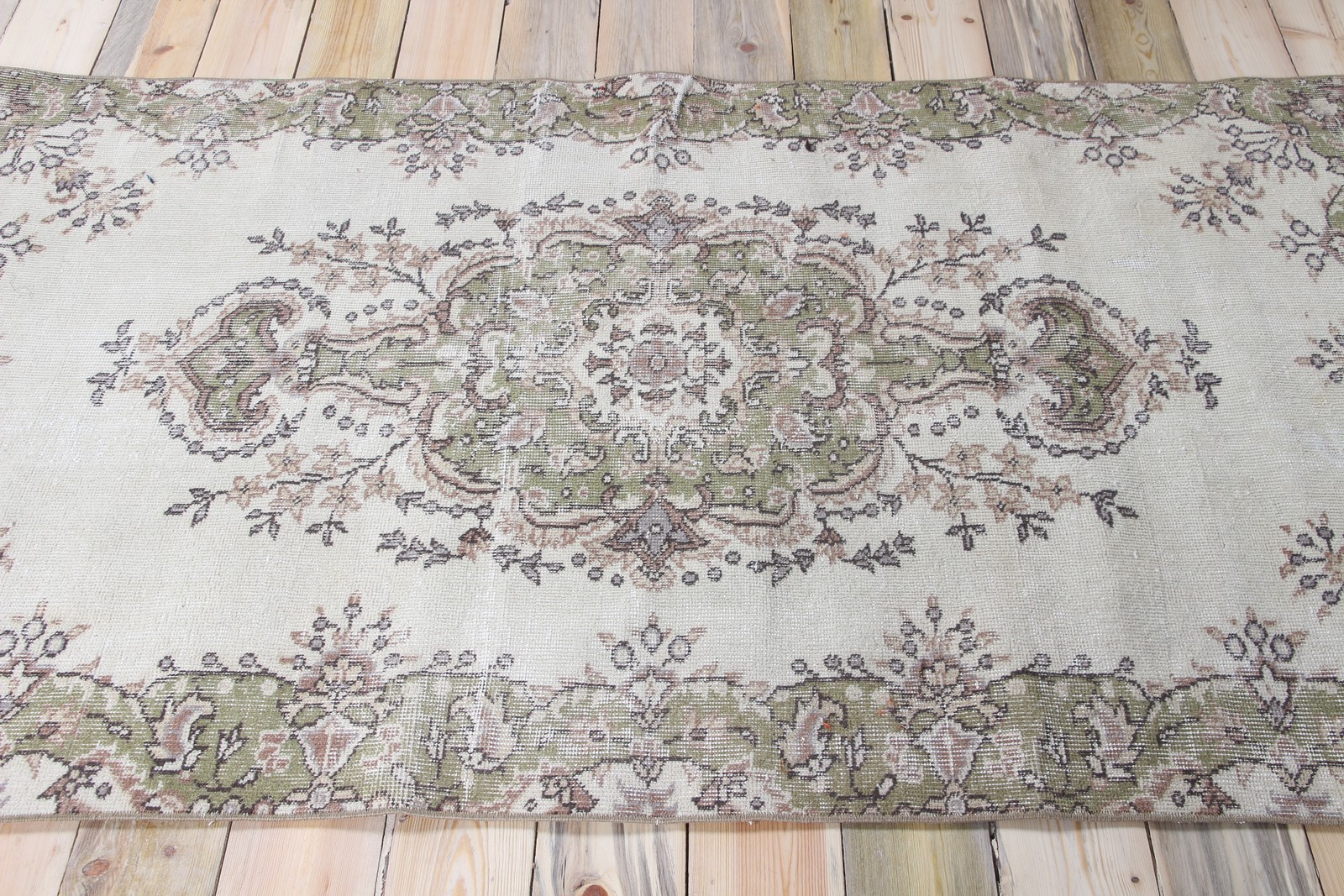 Vintage Turkish Rug 3,9×6,6 ft (118×202 cm), Rug Beige Green Floral Rug