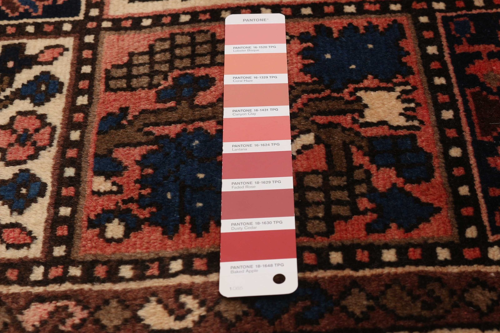 Vintage 5’2″ x 9’8″ Traditional Hand Knotted Vegetable Dye Wool Area Rug