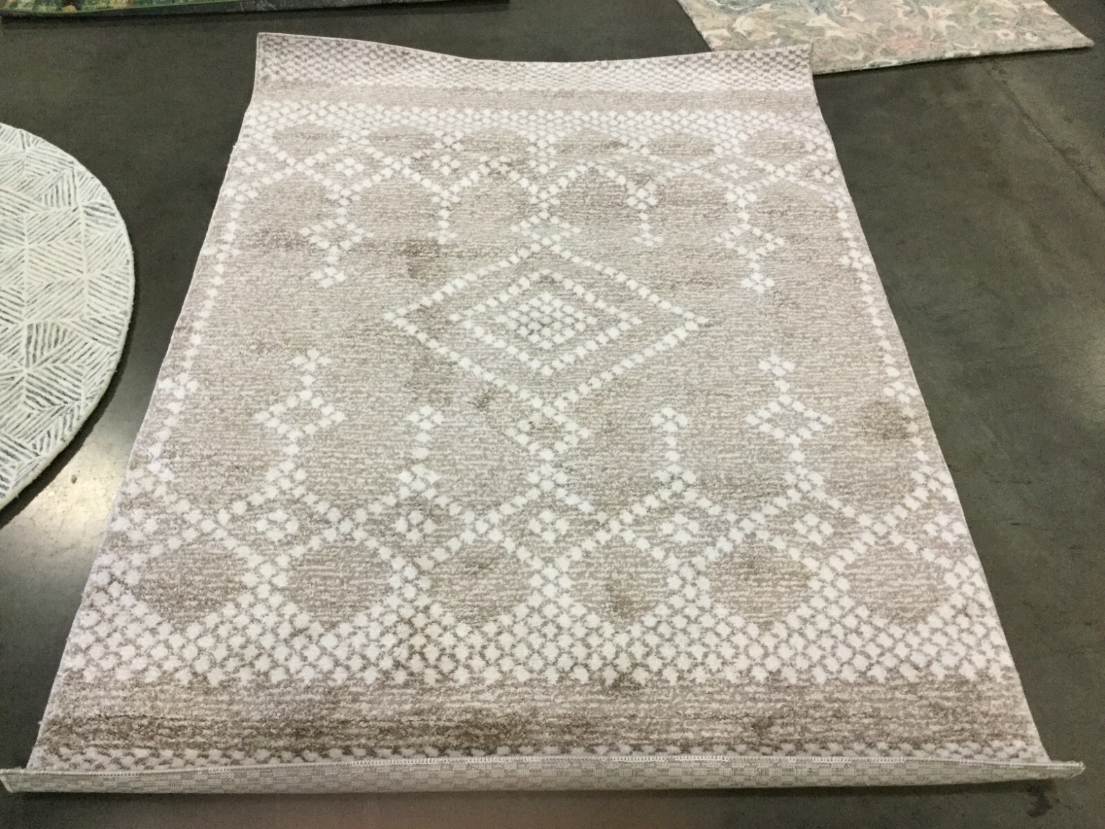 TAN / IVORY 5′-3″ X 7′-7″ Back Stain Rug, Reduced Price 1172659551 TUN741E-5