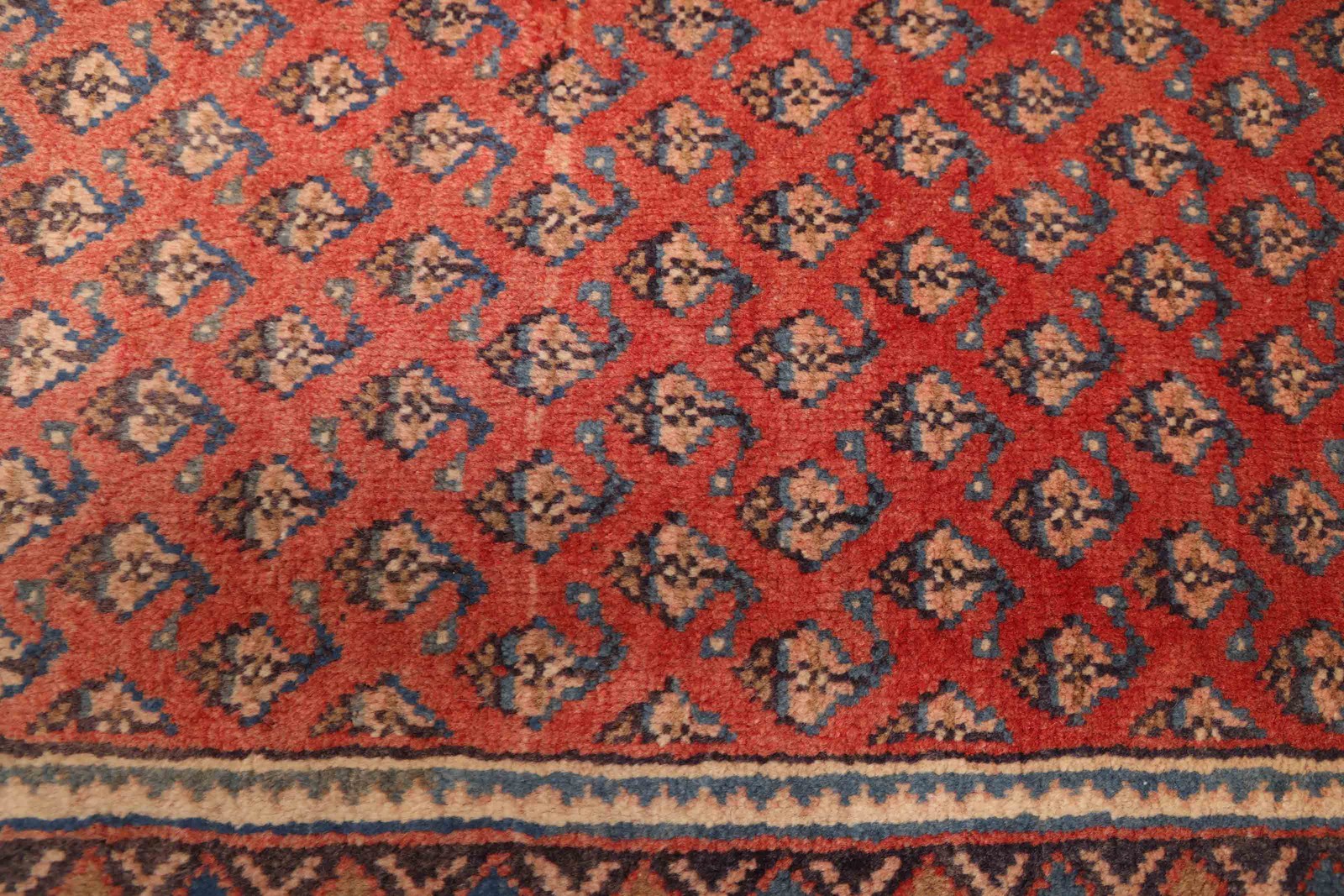 Vintage 4’4″ x 6’10” Traditional Hand Knotted Vegetable Dye Wool Area Rug