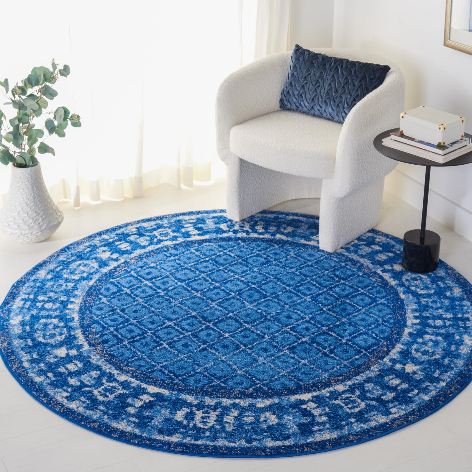 SAFAVIEH Adirondack Collection Area Rug – 8′ Round, Light Blue & Dark Blue, Dist