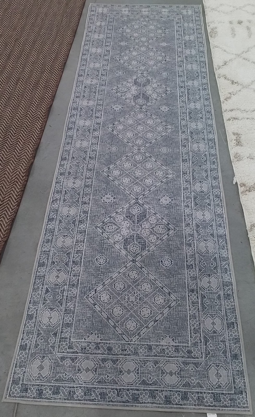 GREY / IVORY 2′-6″ x 8′-0″ Flaw in Rug, Reduced Price 1172802916 TSN141F-28
