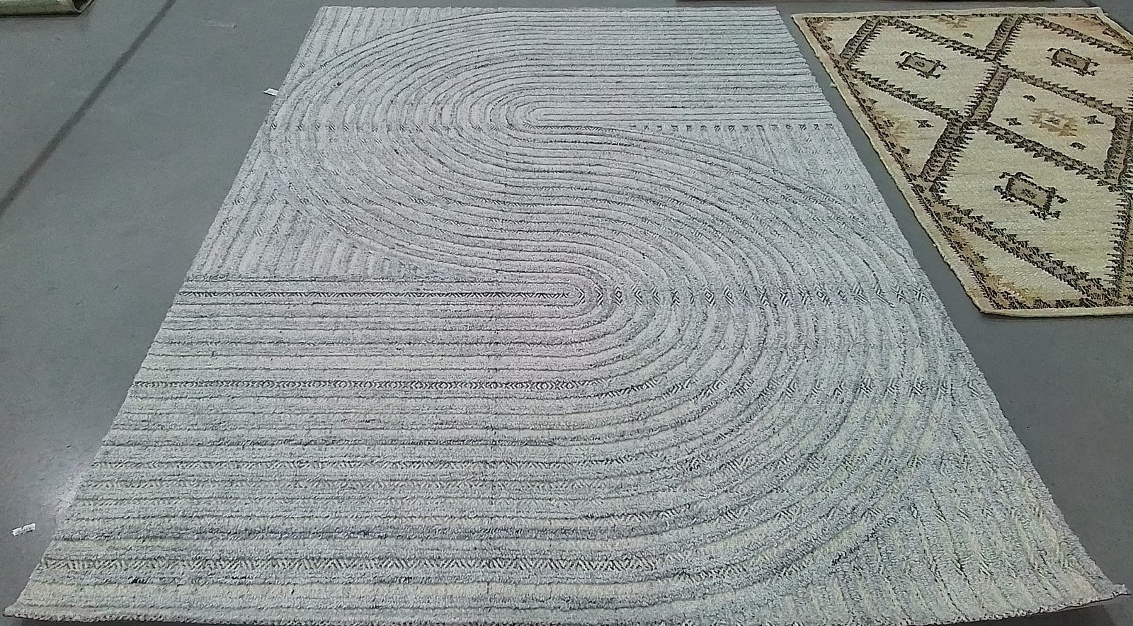 GREY 6′-0″ x 9′-0″ Back Stain Rug, Reduced Price 1172804695 SHA301F-6