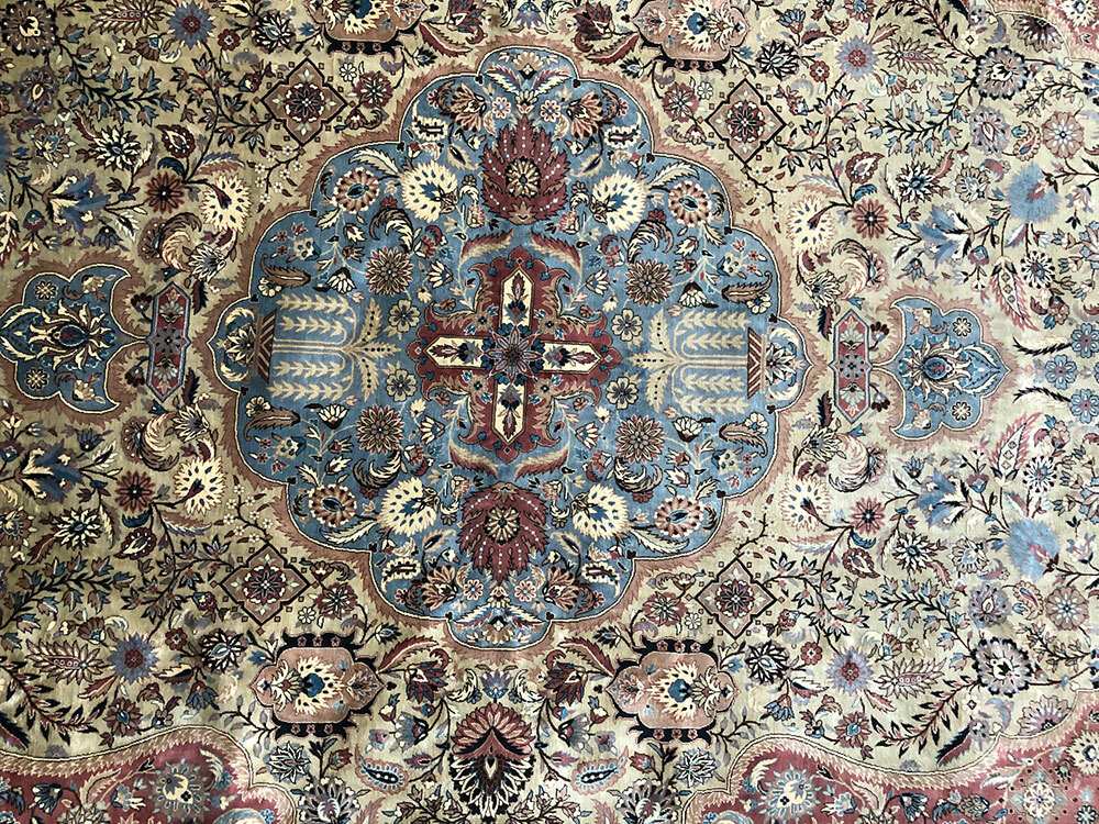 A Stunning 6′ x 9′ Super Quality 700 KPSI 100% Silk On Silk Rug