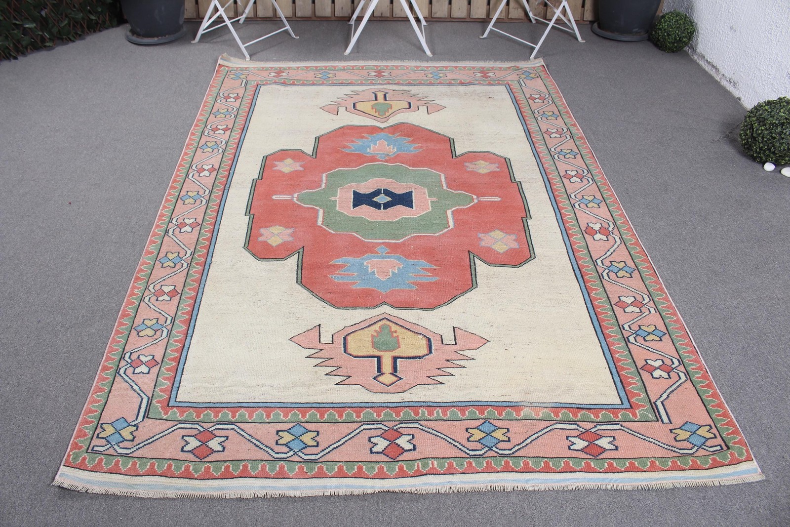 Vintage Turkish Rug 5,4×7,6 ft, Beige Large Patchwork Wool Rug