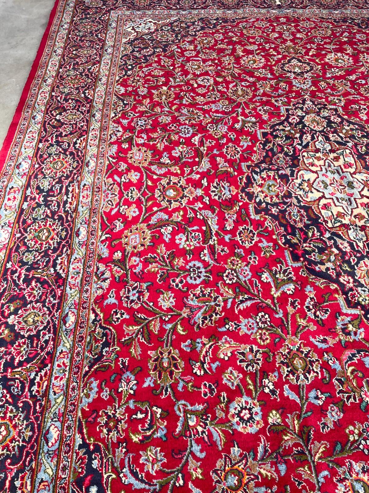 Hand-Woven Wool Area Rug w/ Medallion Design, 9.7′ x 13′