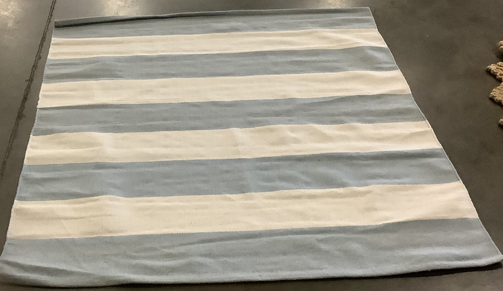 SKY BLUE / IVORY 4′-0″ x 4′-0″ Flaw in Rug, Reduced Price 1172677145 MTK712K-4SQ