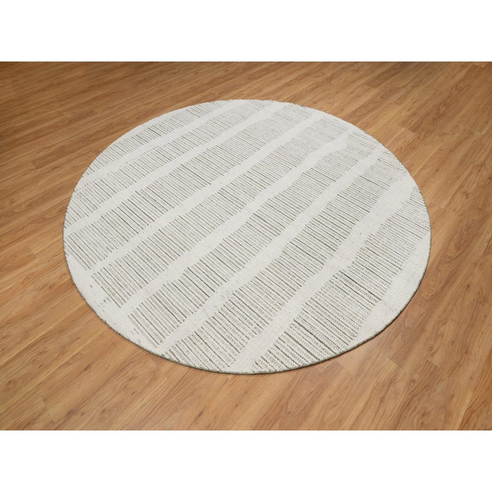7’9″ x 7’9″ Ivory Natural Wool Round Rug Hand Woven Flat Weave with Pile R91728