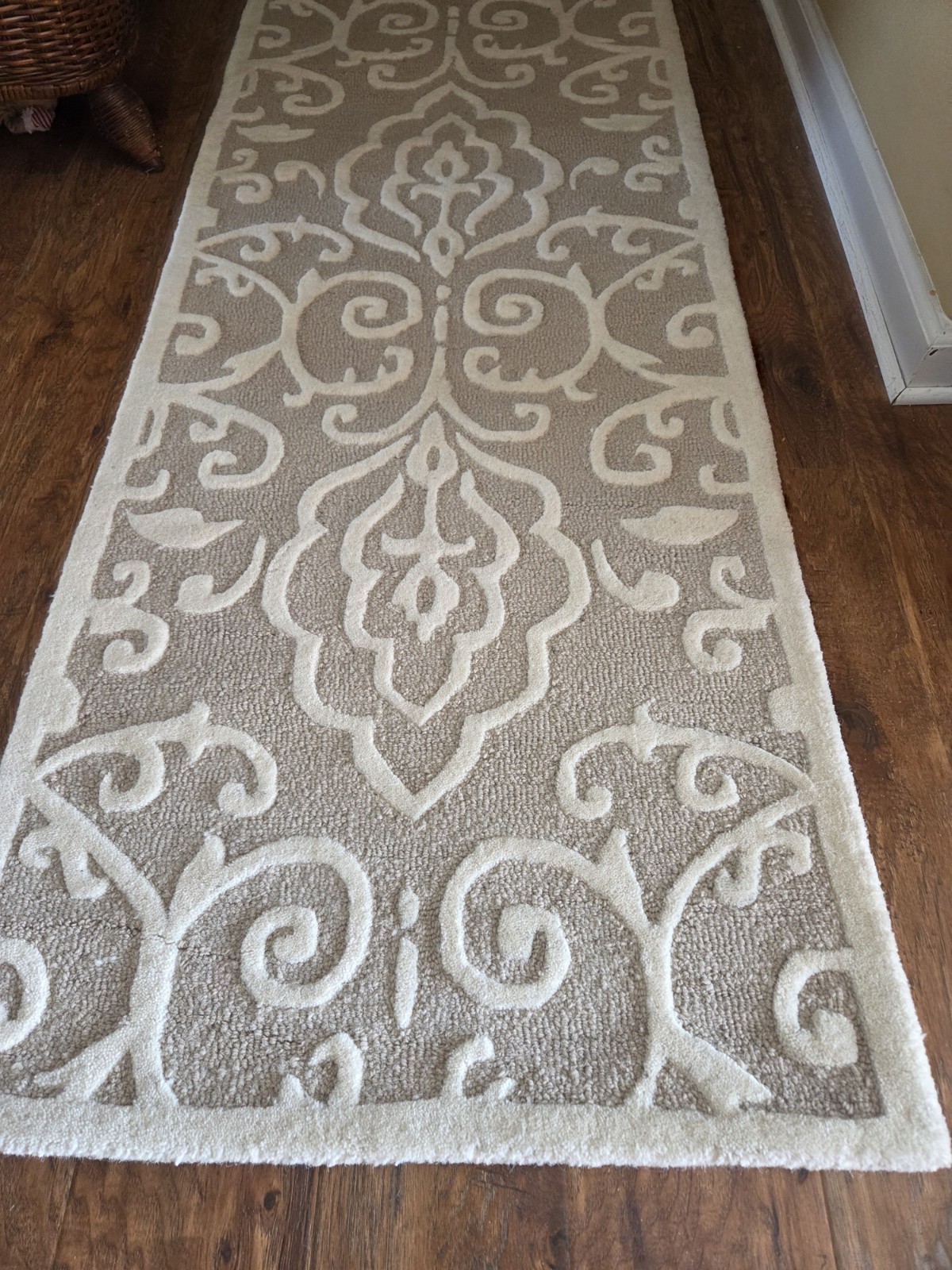 Gorgeous New Wool Area Rugs 3×5 ,2ft 4 In X 8 Ft Ivory And Beige Carved Design