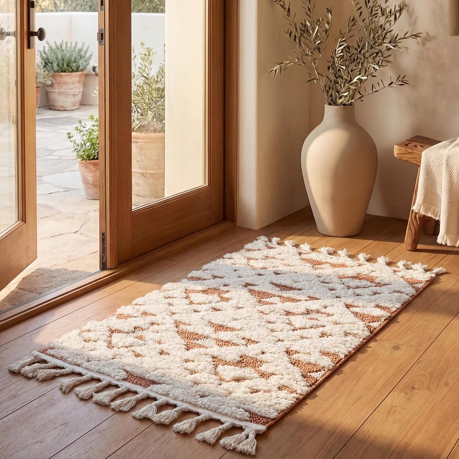 SAFAVIEH Moroccan Tassel Shag Collection Area Rug – 2’3″ X 4′, Ivory & Brick Rus