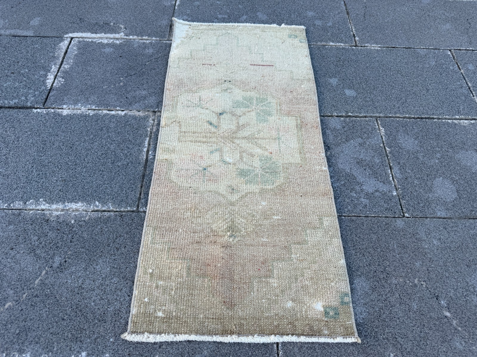 Vintage Oushak Rug 1.4×3 ft Muted Beige Turkish Accent Rug Pastel Sage Boho Mat