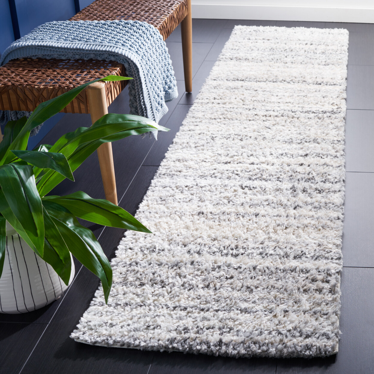 SAFAVIEH Berber Shag Collection BER406F Grey / Ivory Rug