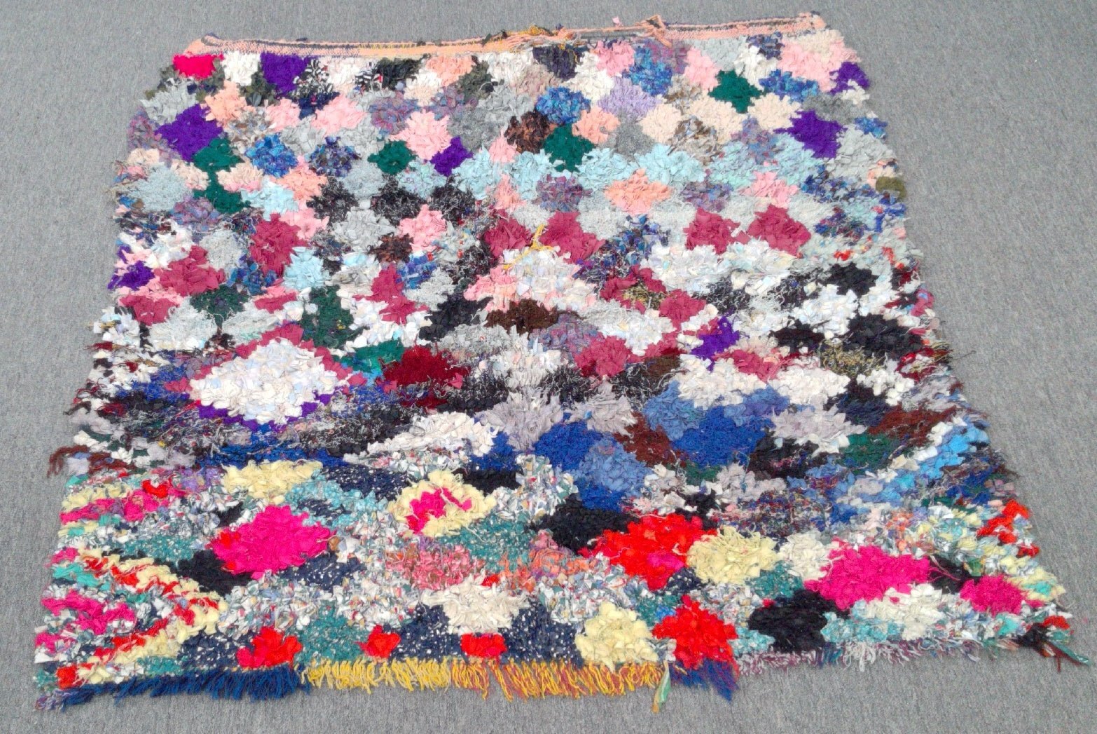 Vintage Handmade Moroccan Boucherouite Area Rug – 5 FT 5 x 5 FT 6