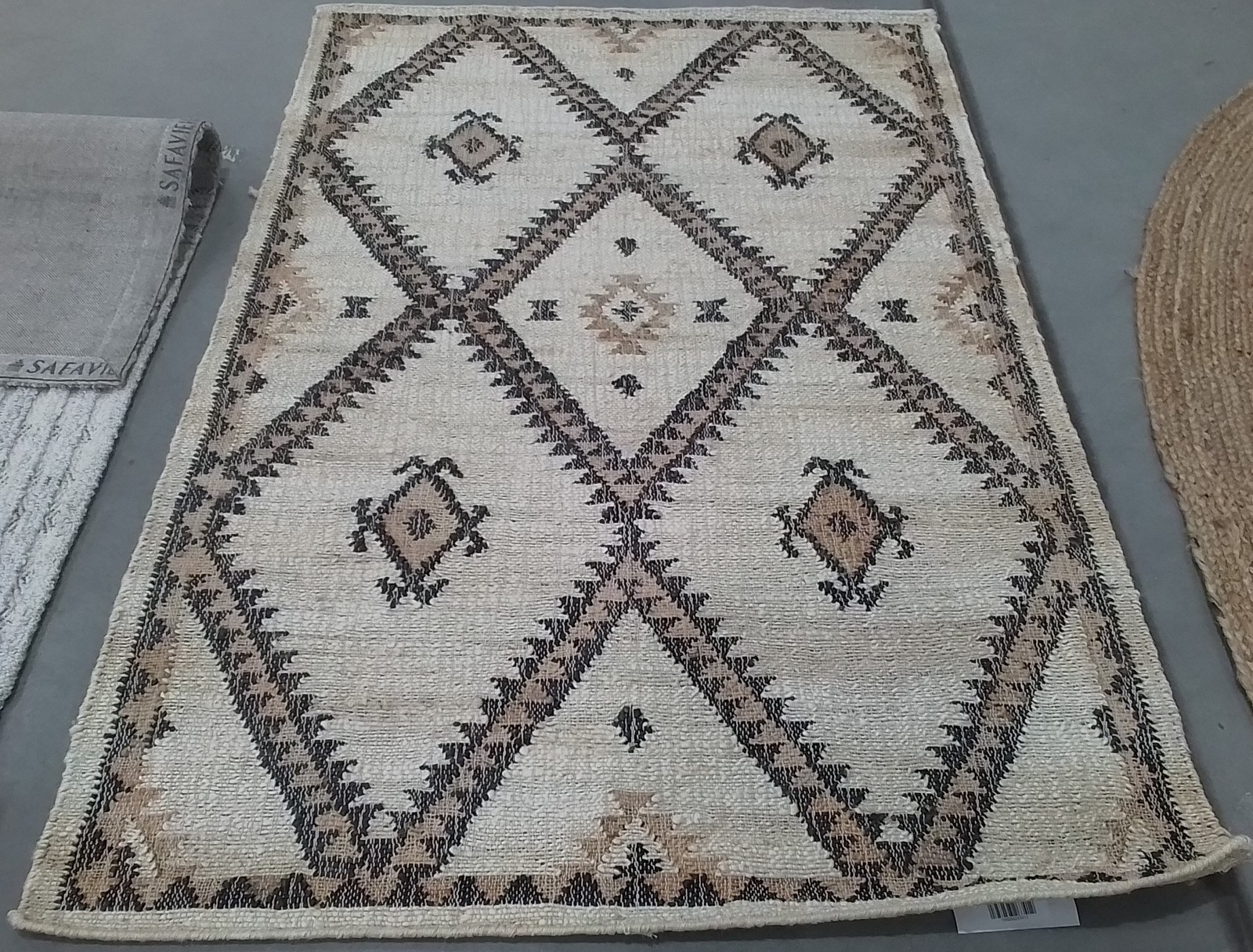IVORY / BLACK 4′-0″ x 6′-0″ Flaw in Rug, Reduced Price 1172804696 KLM761A-4