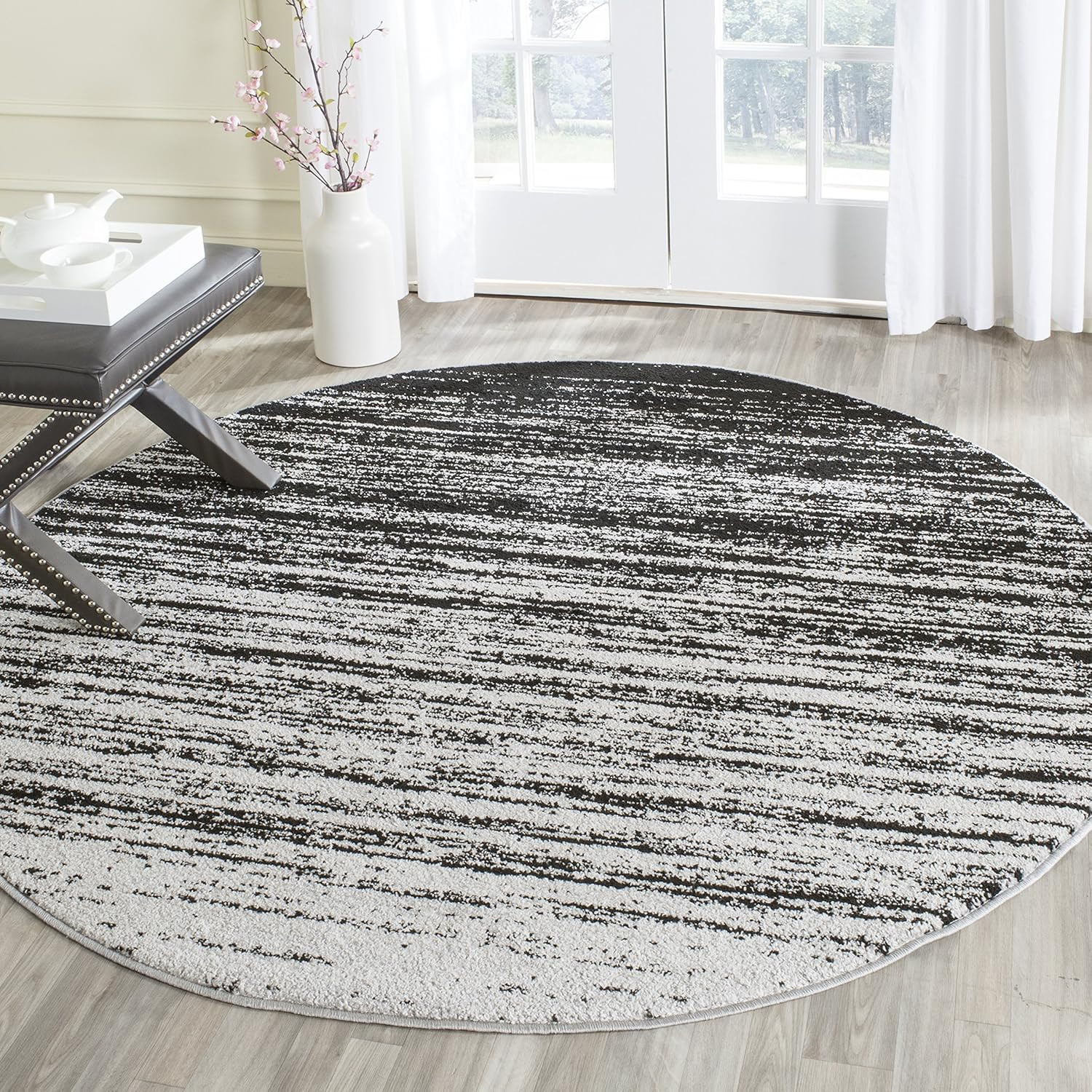 SAFAVIEH Adirondack Collection Area Rug – 4′ Round, Silver & Black, Modern Ombre