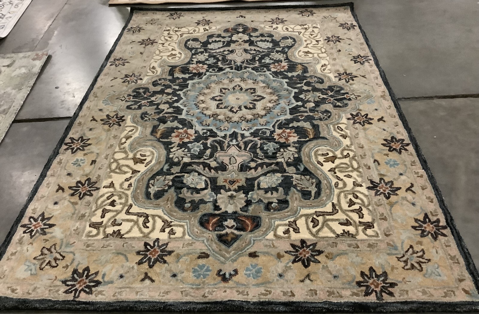 CREME / BLACK 6′-0″ x 9′-0″ Flaw in Rug, Reduced Price 1172671428 HG918A-6