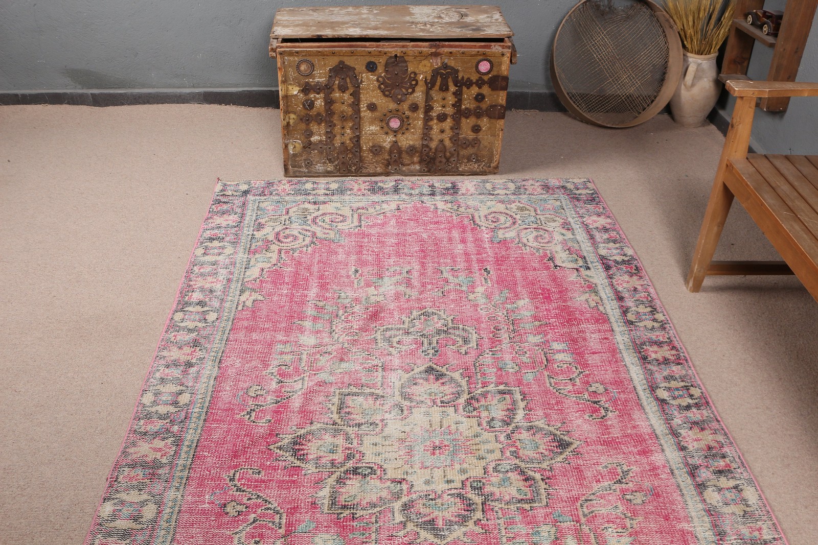 Vintage Turkish Area Rug 4,6×8,2 ft, Red Blue Floral Wool Rug