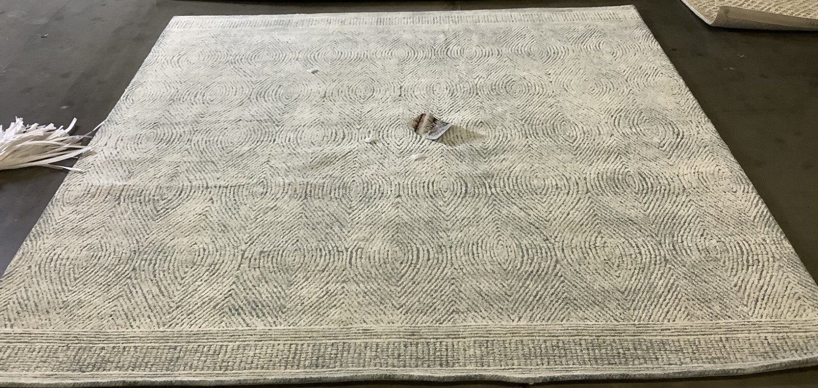 IVORY / BLUE 8′-0″ x 8′-0″ Flaw in Rug, Reduced Price 1172673598 ABT340M-8SQ