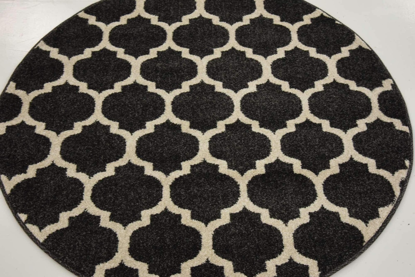 Unique Loom Trellis Collection Area Rug – 3 3 Round Black/Beige