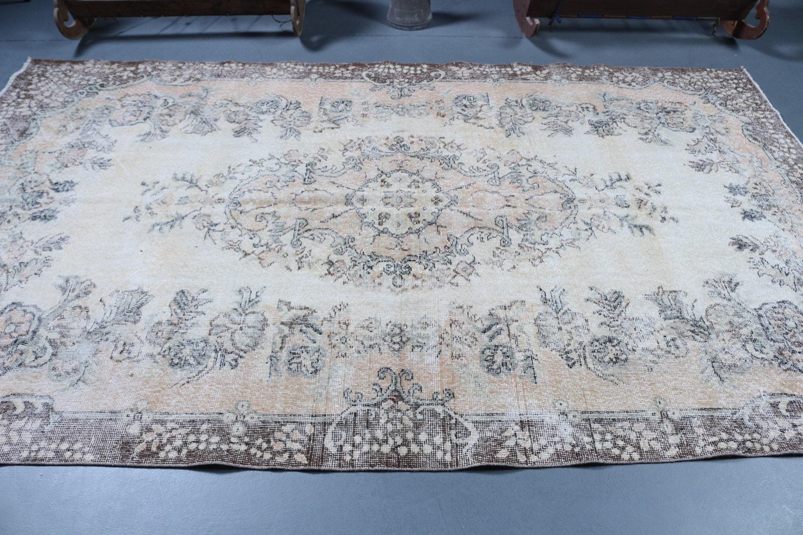 Turkish Rug 5,6×9,6 ft, Gray White Floral Wool Vintage Rug