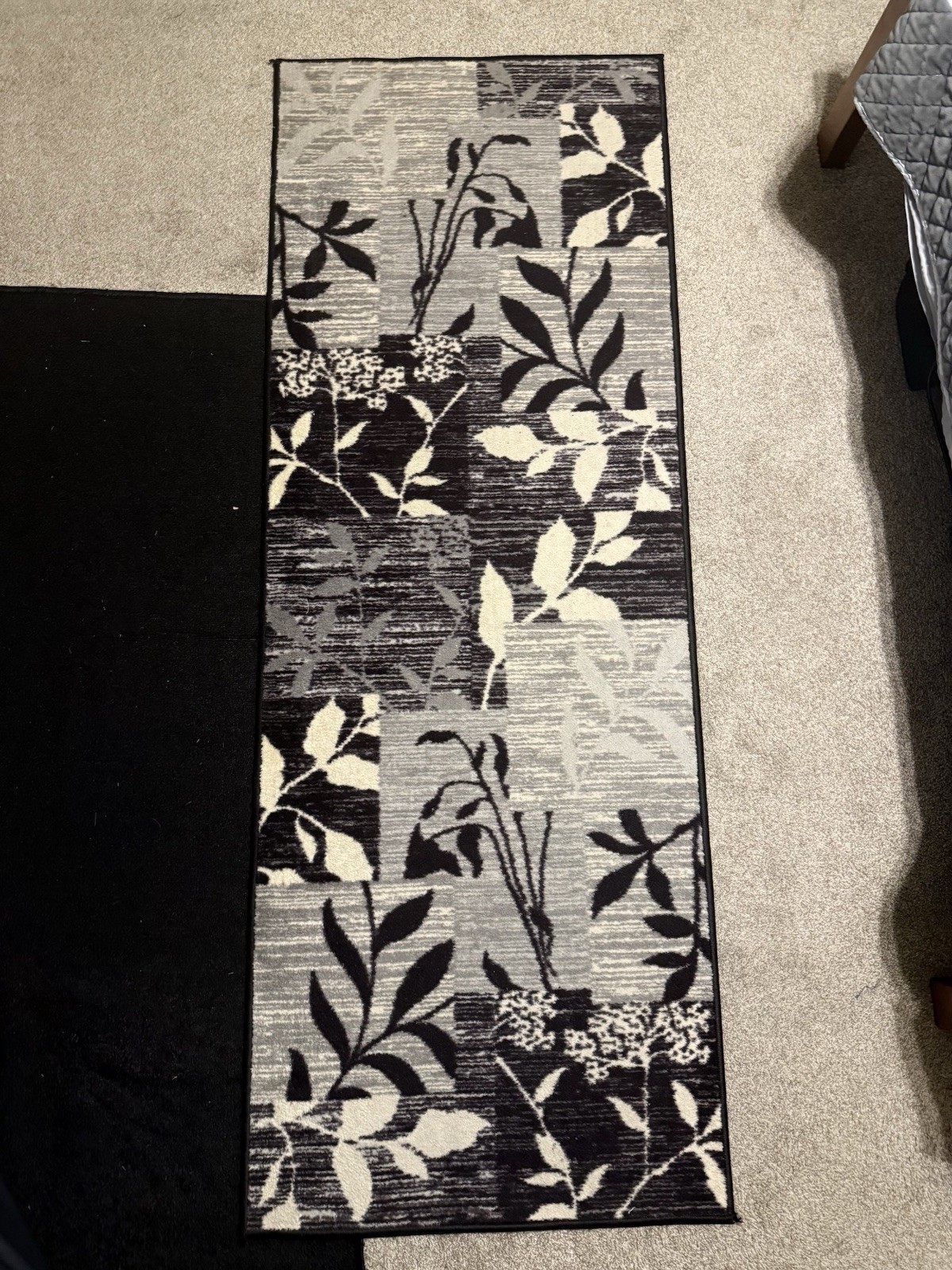 6 Ft x 2Ft 2 Inches Black and Grey Rectangular Rug With Floral Disign.