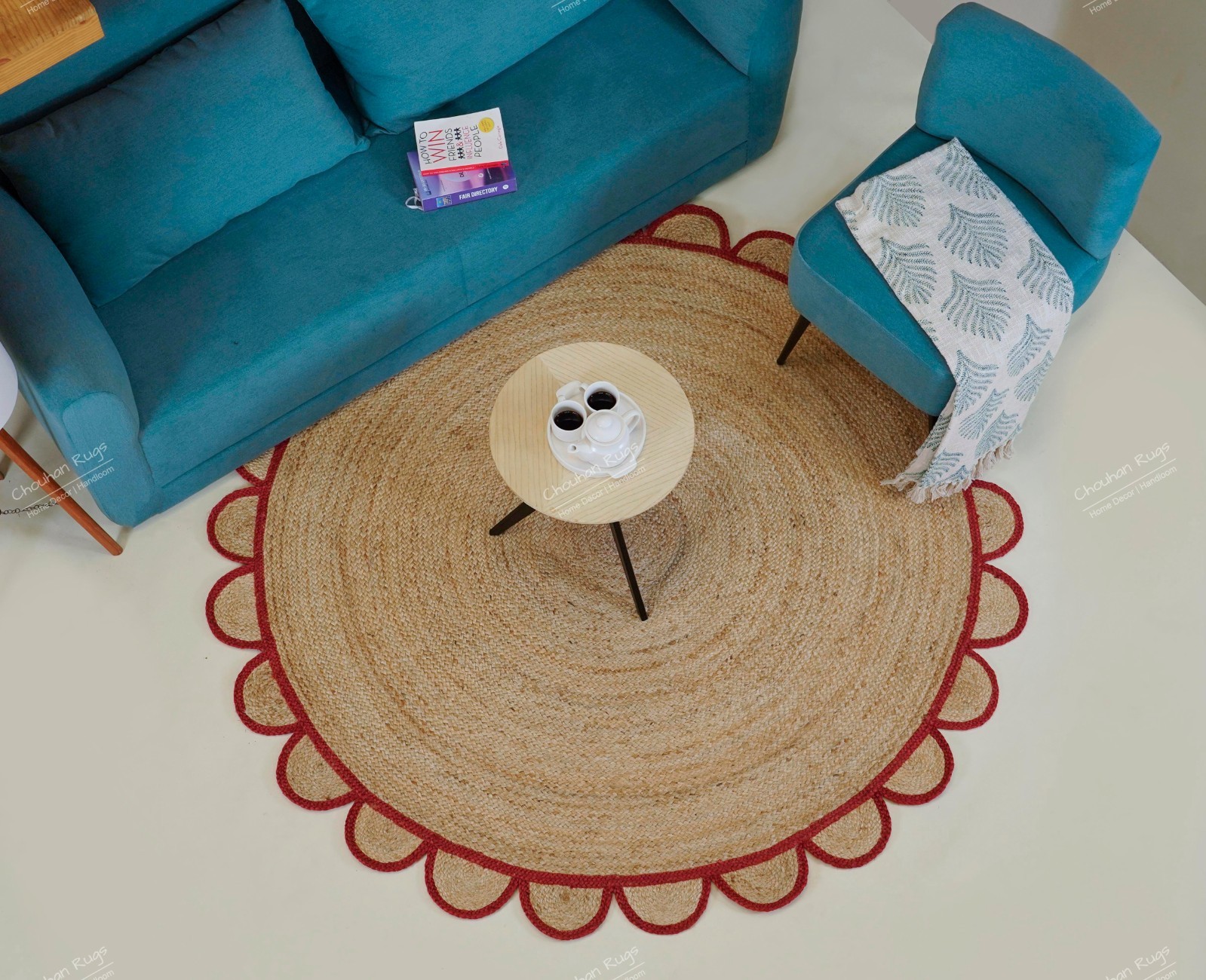 Hand Braided Round Scallop Jute rug with Red Border Rugs