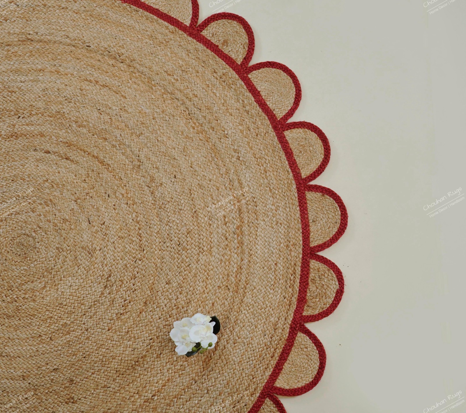 Hand Braided Round Scallop Jute rug with Red Border Rugs