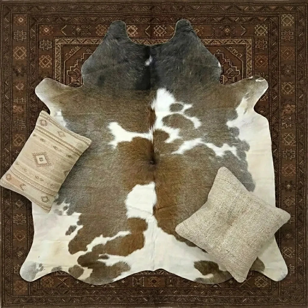 Natural Tricolor Cowhide Rug – 5′-6″ x 5′-4″