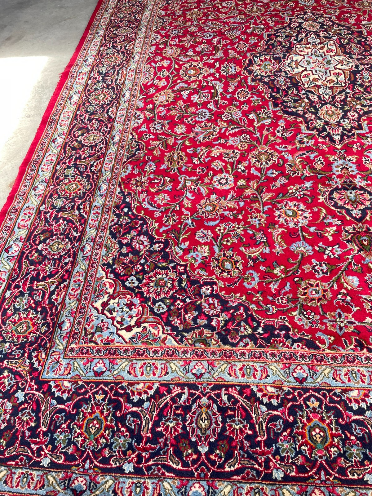 Hand-Woven Wool Area Rug w/ Medallion Design, 9.7′ x 13′