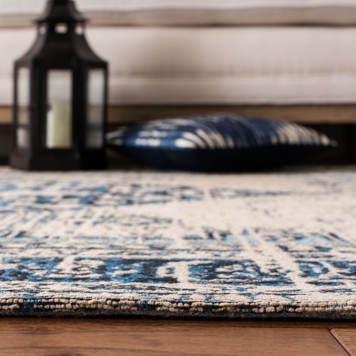 SAFAVIEH Classic Vintage Collection CLV113M Blue Rug