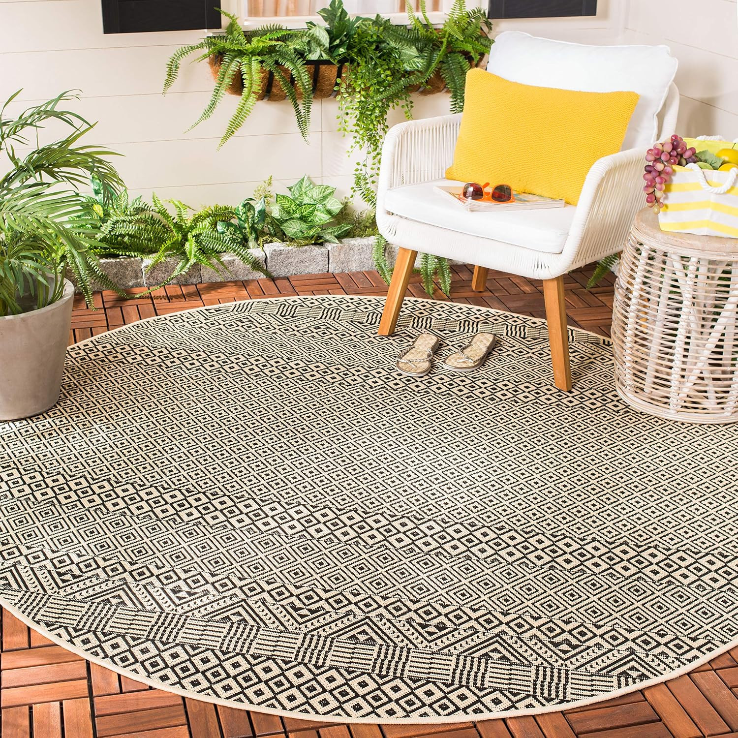 SAFAVIEH Courtyard Collection 4′ round Beige/Black CY6235 Moroccan Indoor/ Outdo