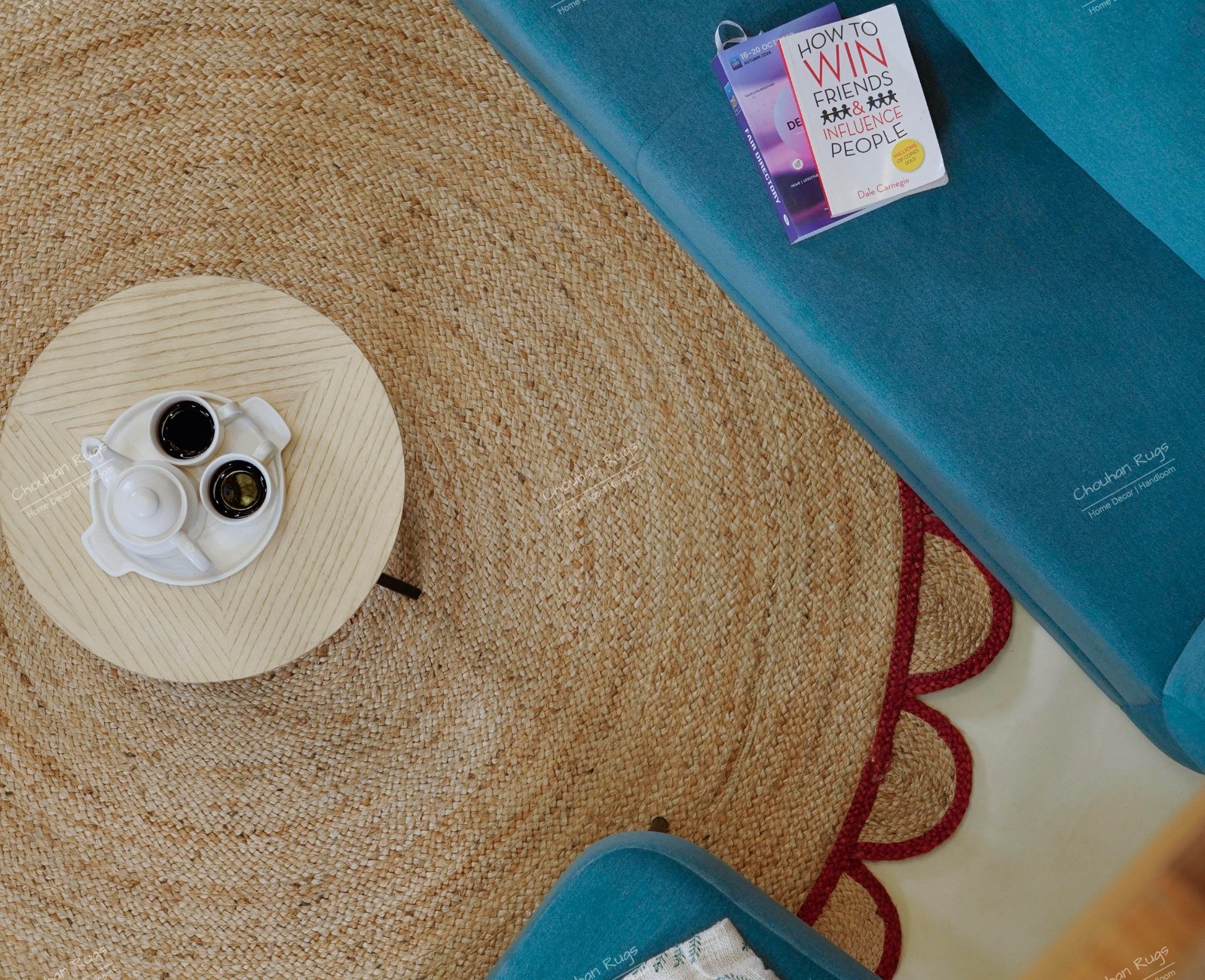 Hand Braided Round Scallop Jute rug with Red Border Rugs