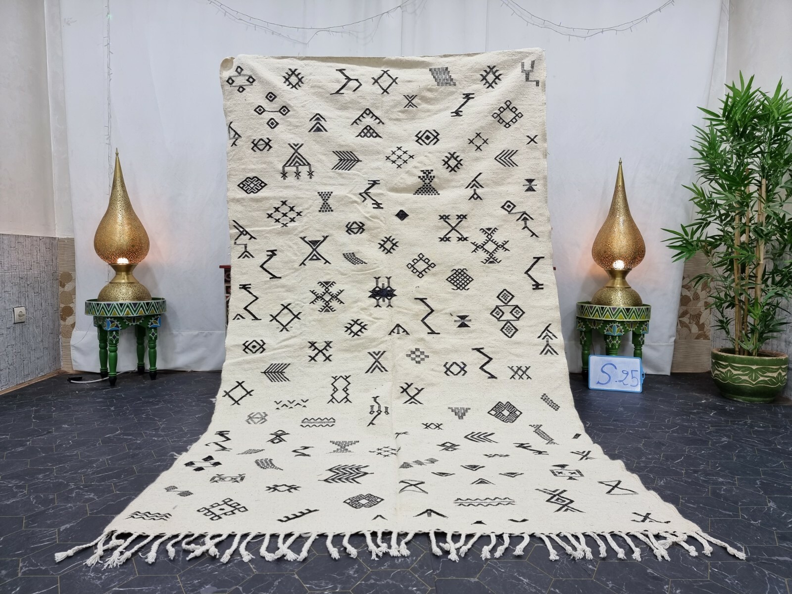 Moroccan Handmade Kilim Zanafi Rug 4’8″x8’3″ Berber Abstract White Black Carpet