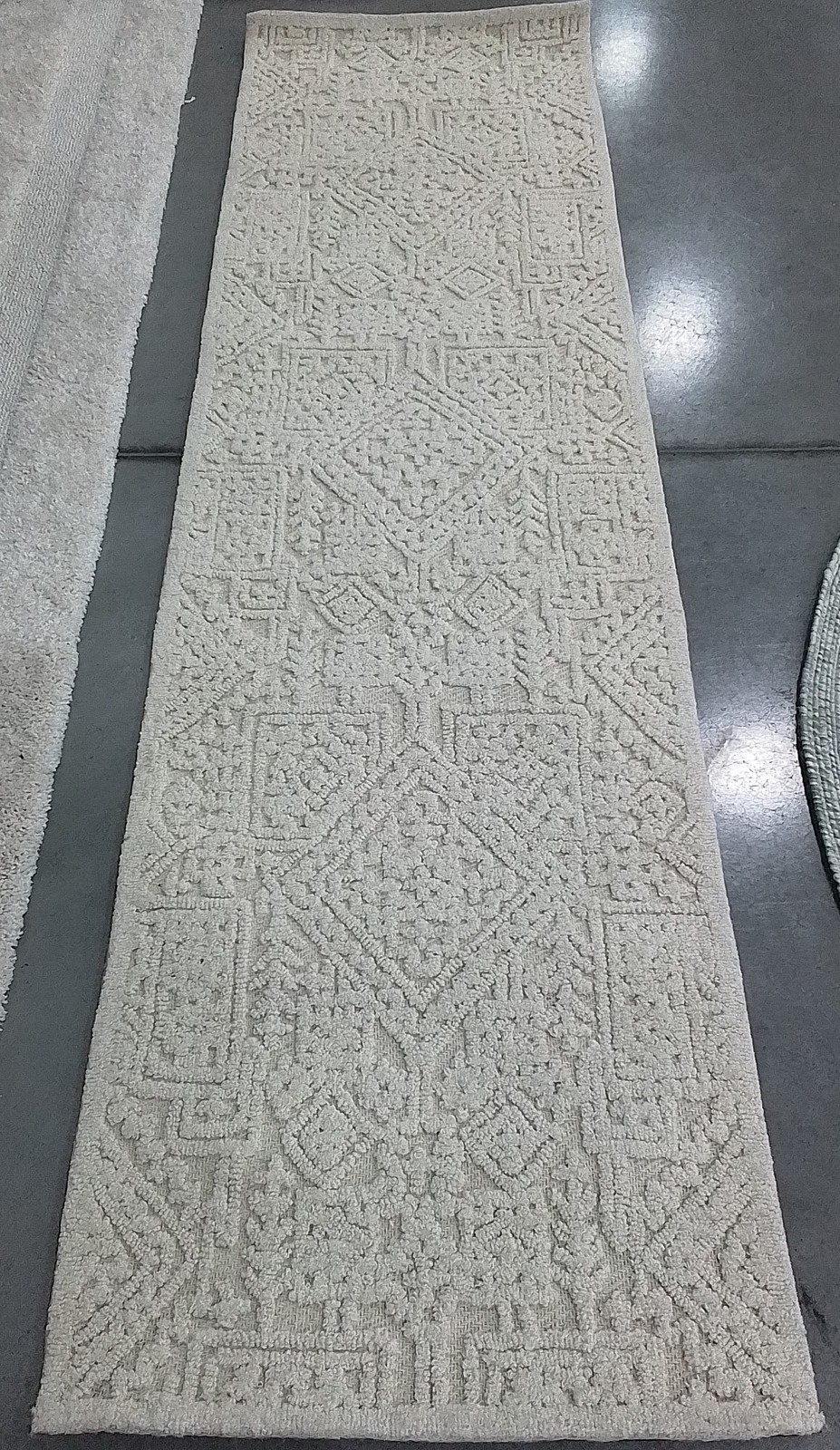 IVORY 2′-3″ x 8′-0″ Back Stain Rug, Reduced Price 1172797301 TXT107A-28