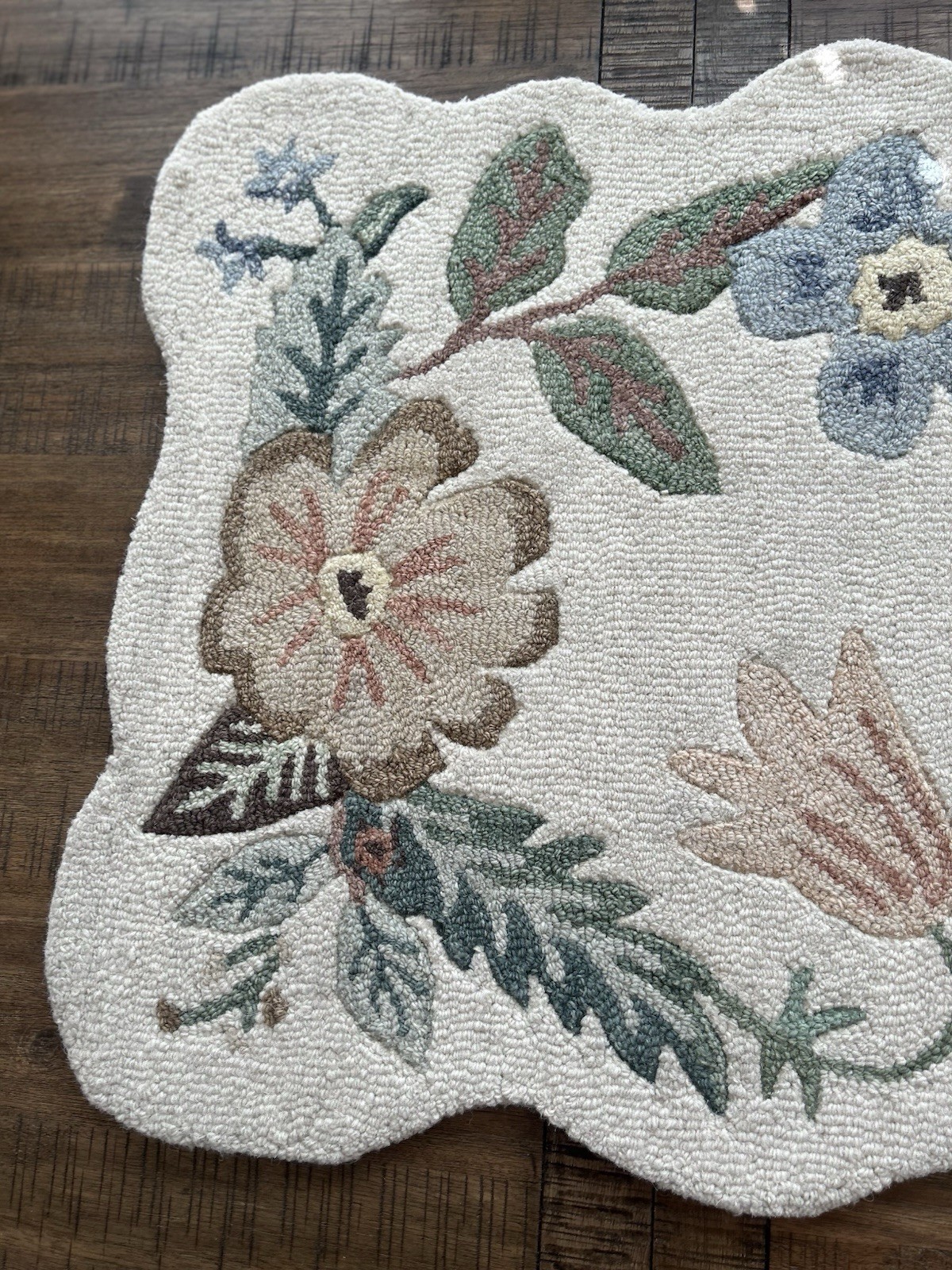 Rifle Paper Co x Loloi Silhouette Rug Strawberry Fields Cream 2’3”x3’9” OB READ