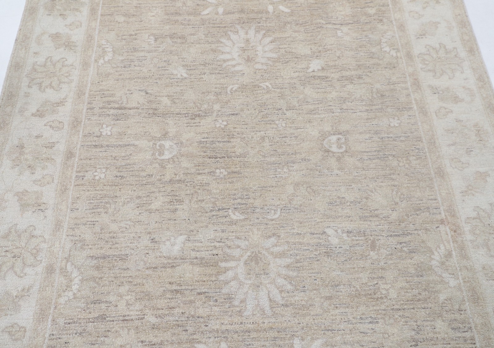 4.8×6.4 ft Hand Knotted Beige Turkish Area Rug for Living Room. 100% Wool Rug