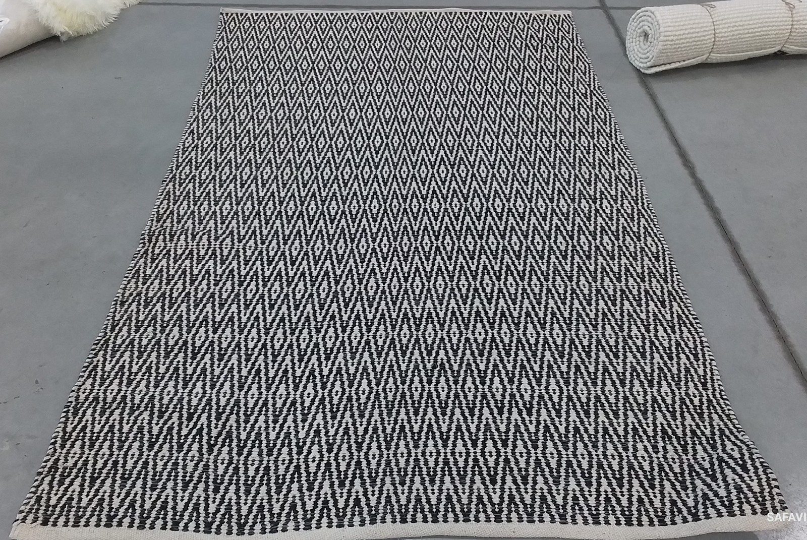 IVORY / DARK GREY 5′-0″ x 8′-0″ Flaw in Rug, Reduced Price 1172789111 MTK414A-5