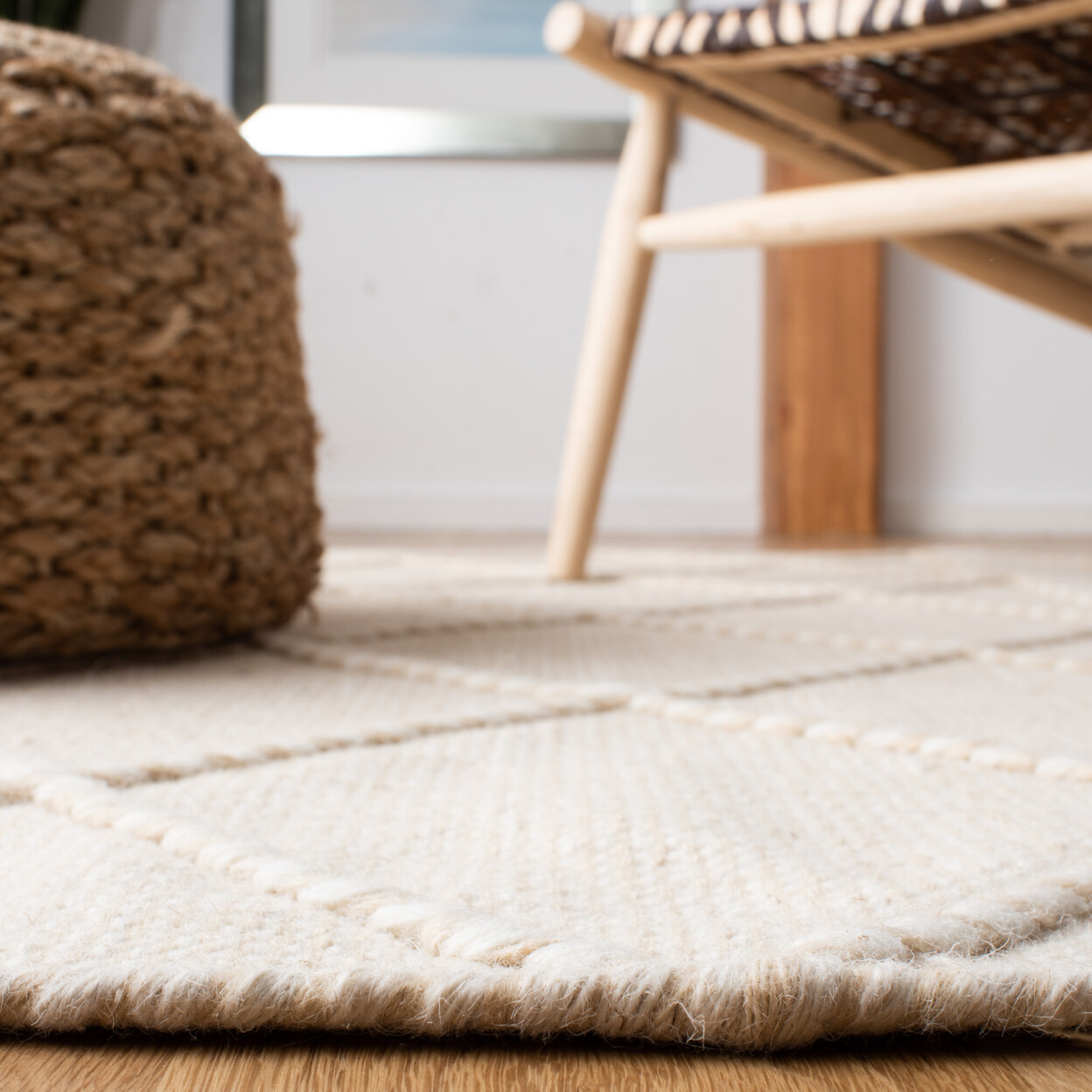 SAFAVIEH Contemporary Modern Textural Wool Handmade Area Rug Beige & Ivory