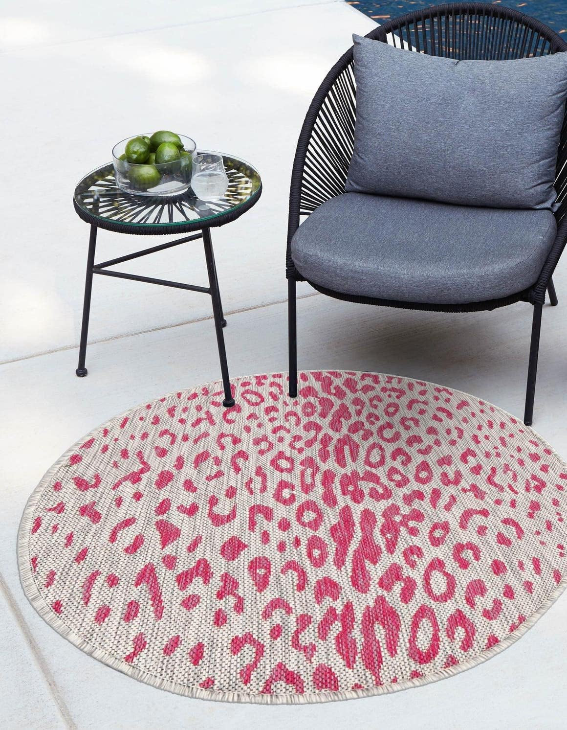 Outdoor Safari Collection Area Rug – Samburu (3′ 1″ Round, Pink Gray/ Ivory)