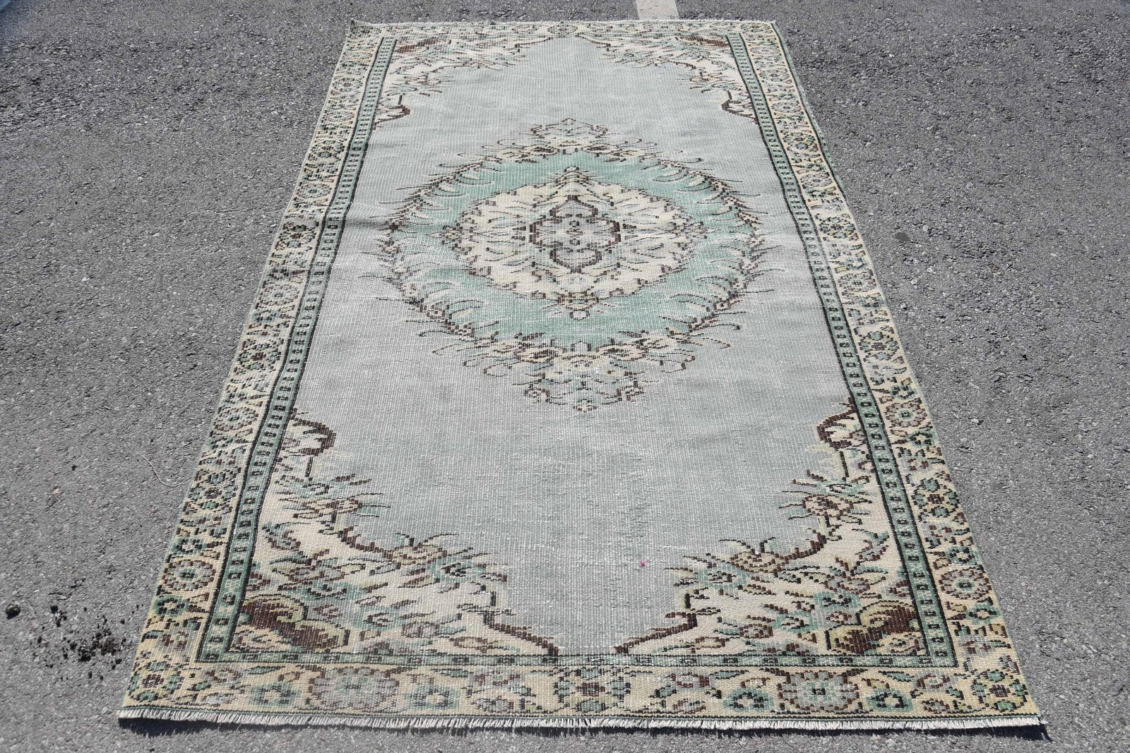 Vintage Turkish Area Rug 4,8×7,5 ft, Beige Blue Polka dot Rug